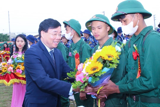 Phó Bí thư Thường trực Tỉnh ủy Nguyễn Văn Thông dự Lễ giao, nhận quân tại huyện Quỳnh Lưu