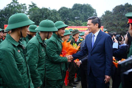 Phó Bí thư Tỉnh ủy Hoàng Nghĩa Hiếu chúc mừng tân binh thành phố Vinh lên đường nhập ngũ
