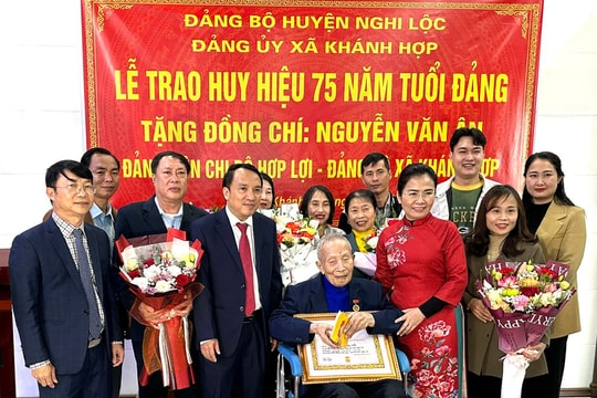 Trao Huy hiệu 75 năm tuổi Đảng cho đảng viên ở Nghi Lộc