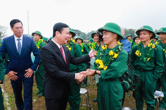 Bí thư Tỉnh ủy Nghệ An Thái Thanh Quý dự Lễ giao, nhận quân tại huyện Đô Lương