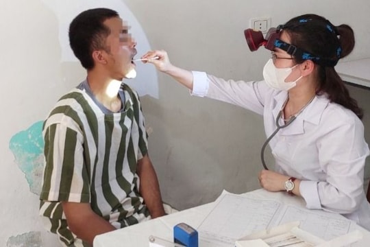 Những thầy thuốc mang sắc phục công an