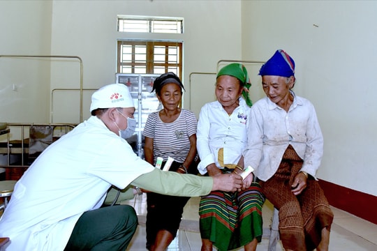 Dân bản biết ơn thầy thuốc 'quân hàm xanh' 