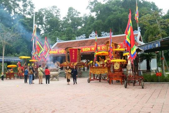 Ngôi đền thiêng nghìn năm tuổi bên dòng Lam xứ Nghệ