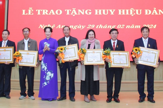 Đảng uỷ Khối Doanh nghiệp tỉnh Nghệ An trao Huy hiệu Đảng, trao thưởng các tập thể, cá nhân hoàn thành xuất sắc nhiệm vụ