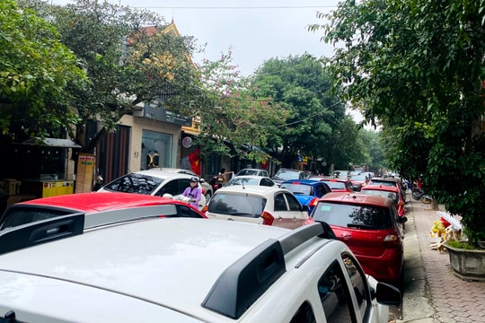 Người dân nhiều chung cư ở TP Vinh khổ sở vì thiếu chỗ để xe ô tô 