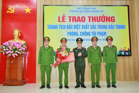 Công an Nghệ An trao thưởng thành tích đặc biệt xuất sắc trong đấu tranh phòng, chống tội phạm