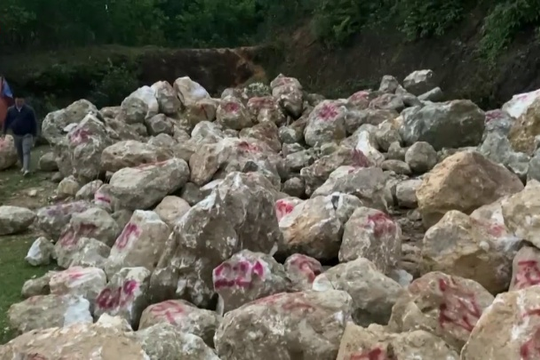 Video: Bắt giữ hơn 480 tấn đá thạch anh trái phép