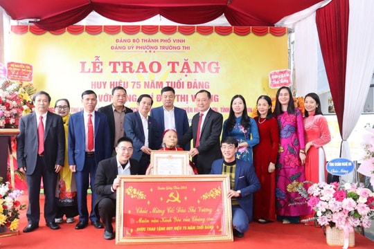 Bí thư Thành ủy Vinh trao Huy hiệu 75 năm tuổi Đảng cho đảng viên