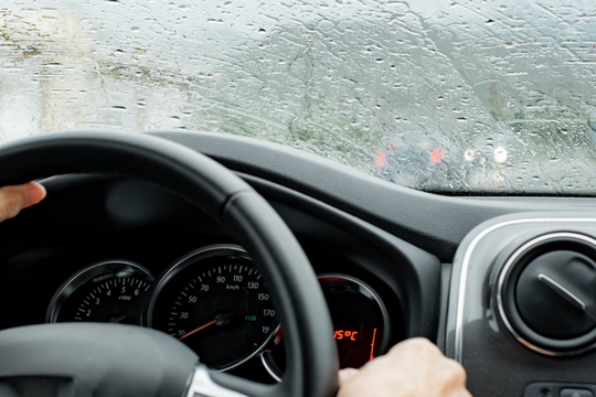 Cách chăm sóc ô tô hiệu quả nhất trong mùa mưa phùn ẩm ướt 