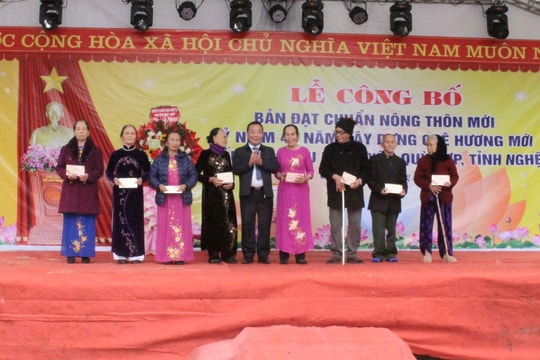 Phó Chủ tịch UBND tỉnh Nguyễn Văn Đệ chúc mừng bản Lấu, xã Châu Lý (Quỳ Hợp) đạt chuẩn nông thôn mới