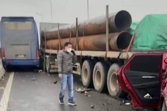 Tai nạn giao thông liên hoàn, cao tốc Bắc - Nam đoạn qua thị xã Hoàng Mai tắc nghẽn