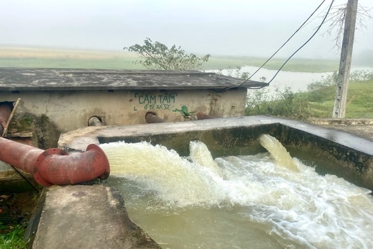 Các huyện dọc sông Lam chủ động bơm tích trữ nước để dành tưới lúa xuân 
