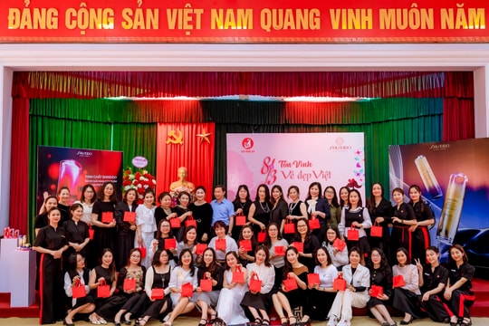 'Tôn vinh vẻ đẹp Việt' - Chương trình 8/3 ý nghĩa ở Báo Nghệ An 