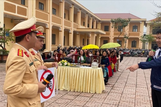 Cảnh sát giao thông Nghệ An tổ chức tuyên truyền pháp luật về an toàn giao thông cho học sinh tại Nghi Lộc