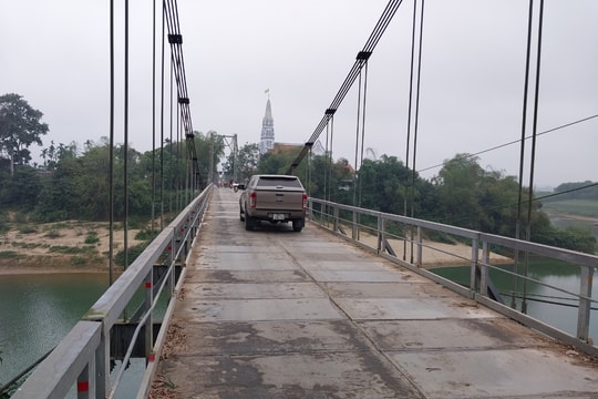Nguy hiểm rình rập trên cầu treo gần 40 năm tuổi bắc qua sông Giăng