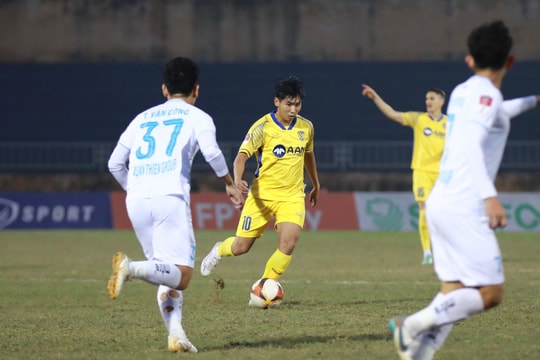 Đinh Xuân Tiến bị lật cổ chân, phải nghỉ thi đấu ít nhất 1 tháng