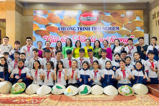 Học sinh hào hứng trải nghiệm làm nón lá tại Bảo tàng Xô viết Nghệ Tĩnh