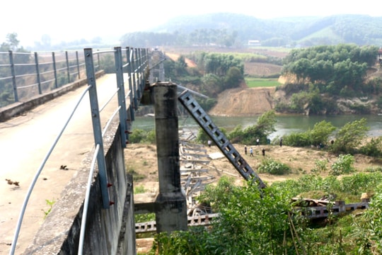 Cần sớm xác định nguyên nhân sự cố sập cầu treo Kẻ Nính (Quỳ Châu)