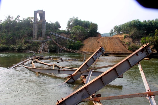 Hiện trường vụ sập cầu treo đã cấm lưu thông tại Nghệ An