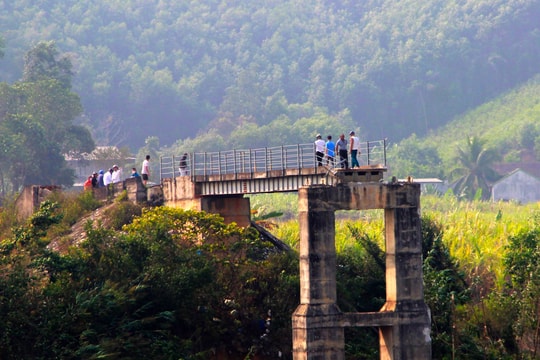 Huyện Quỳ Châu nghiêm cấm người dân qua lại khu vực hiện trường vụ sập cầu