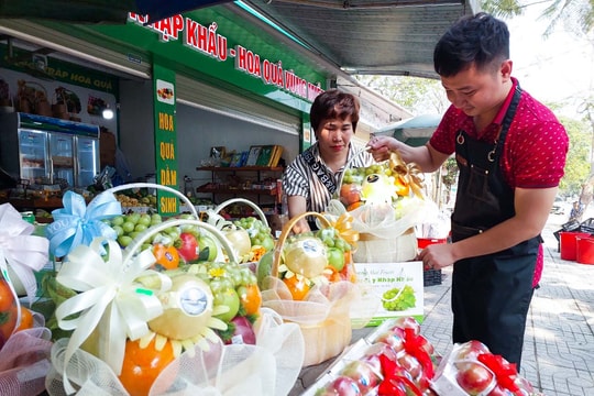 Giá hoa tươi 'hạ nhiệt', quà tặng đắt khách dịp lễ 8/3