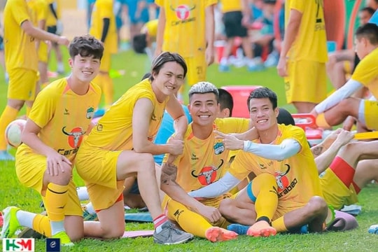 Huấn luyện viên Troussier nhận tin vui từ trò cưng trước hai trận sống còn; Công Phượng có thầy mới là cựu tiền vệ nức tiếng Nhật Bản