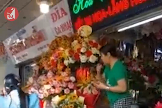 Lễ 8/3, quà đắt khách, giá hoa tươi 'hạ nhiệt'
