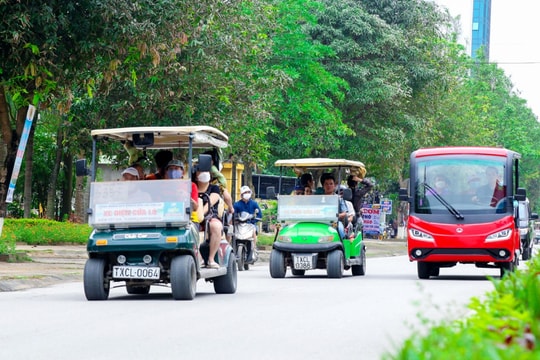 Cửa Lò tập huấn văn hóa ứng xử, giao tiếp với khách du lịch cho 350 lái xe, chủ xe điện