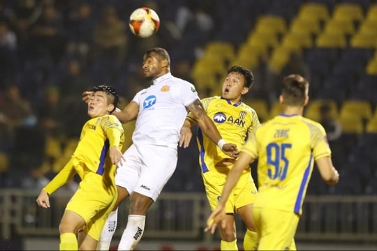 Lượt đi V-League: Bất ngờ đỉnh bảng