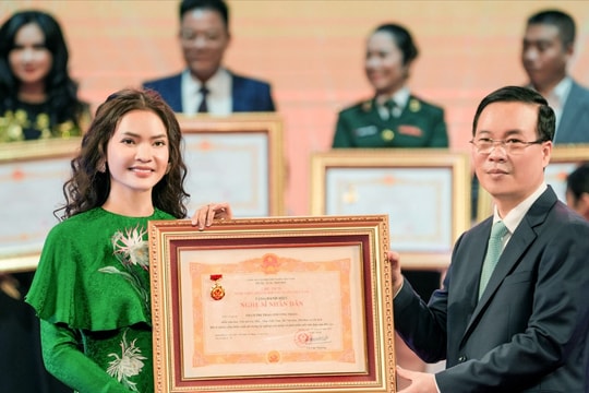 Cả gia đình từ Nghệ An ra Hà Nội mừng ca sĩ Phương Thảo được phong tặng NSND