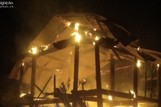 Nhà dân bốc cháy khi gia chủ đi vắng