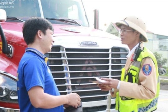 Khi tham gia giao thông đường bộ, người điều khiển phương tiện phải mang theo các loại giấy tờ nào?