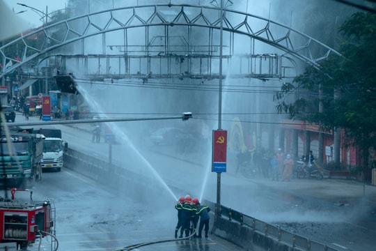 Cháy cổng chào trên Quốc lộ 1A đoạn qua địa bàn huyện Quỳnh Lưu