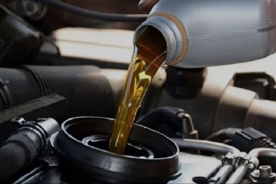 Thay nhớt cho ô tô bao nhiêu là đủ?