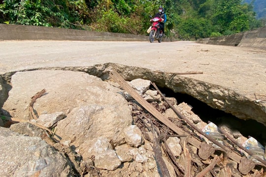 Tuyến đường độc đạo vào xã biên giới ở Quế Phong xuống cấp nặng