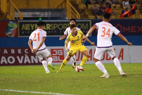 Mong manh top cuối V-League