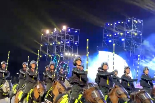 Xem những màn biểu diễn đặc sắc của Cảnh sát cơ động kỵ binh phục vụ công chúng ở TP Vinh