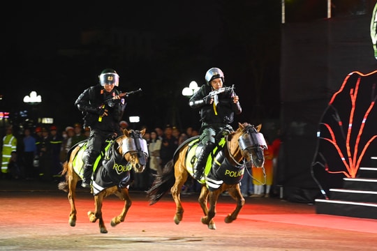 Mãn nhãn chương trình biểu diễn của Đoàn Cảnh sát cơ động kỵ binh Việt Nam tại TP. Vinh