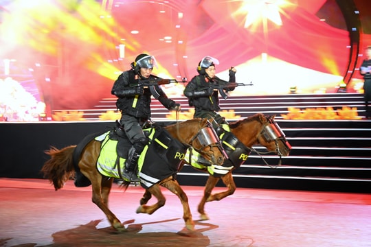 Người dân TP. Vinh háo hức xem màn biểu diễn của Cảnh sát cơ động kỵ binh