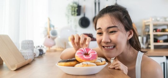 Vì sao ăn kiêng ít calo mà không giảm được cân?