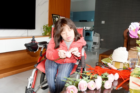 Nghị lực của người phụ nữ mắc chứng teo cơ, chỉ nặng 20 kg