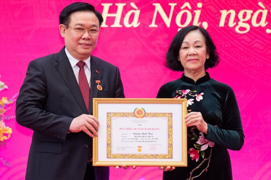 Chủ tịch Quốc hội Vương Đình Huệ nhận Huy hiệu 40 năm tuổi Đảng