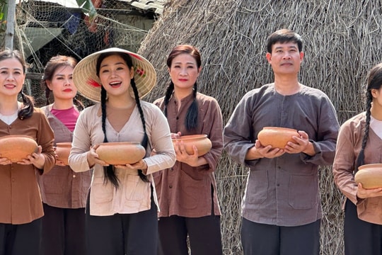 Nghệ sỹ ưu tú Thiên Huế cháy hết mình với giai điệu dân ca