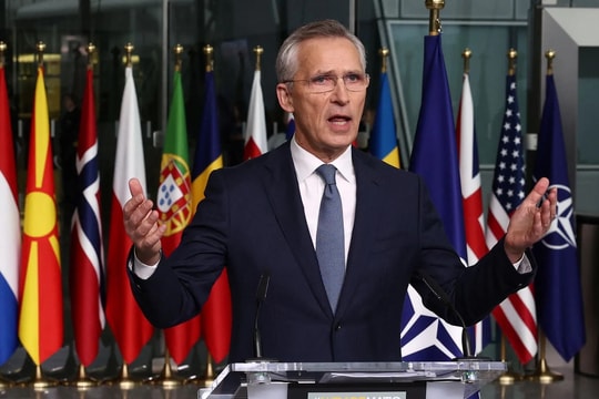 Tổng Thư ký NATO: Ukraine cần vũ khí, chứ không cần ‘cờ trắng’