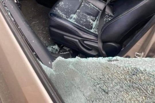 Công an TP Vinh vào cuộc xử lý vụ việc người đàn ông đập vỡ kính xe ô tô sau va chạm giao thông