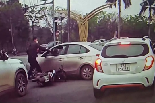 Người đàn ông tháo mũ bảo hiểm đập vỡ kính xe ô tô sau va chạm giao thông
