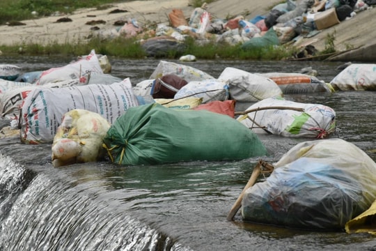 Báo động tình trạng rác ngập lòng khe, suối ở Thạch Ngàn (Con Cuông)