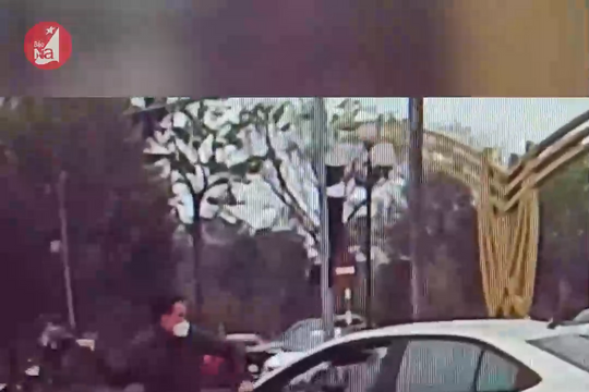 Người đàn ông dùng mũ bảo hiểm đập vỡ kính ô tô sau va chạm giao thông