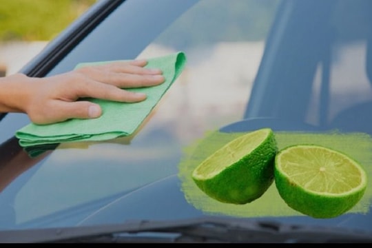Cách đơn giản tẩy ố kính xe bằng chanh và giấm