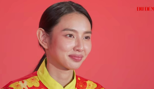 Thùy Tiên suýt khóc khi gặp sự cố ở lần đầu biểu diễn lân sư rồng